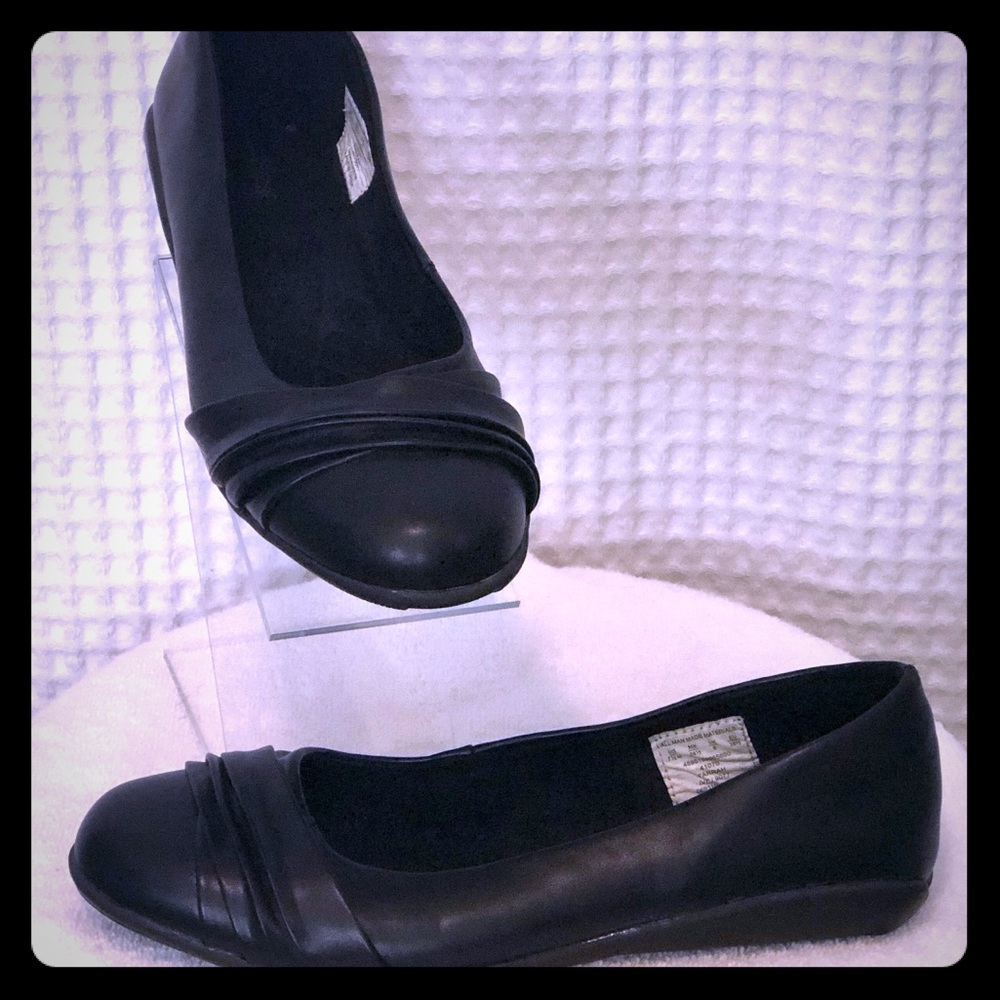 Jaclyn Smith Black 7M Slip Ons